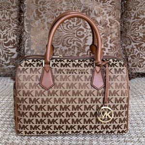 Michael Kors Bedford Zip closure